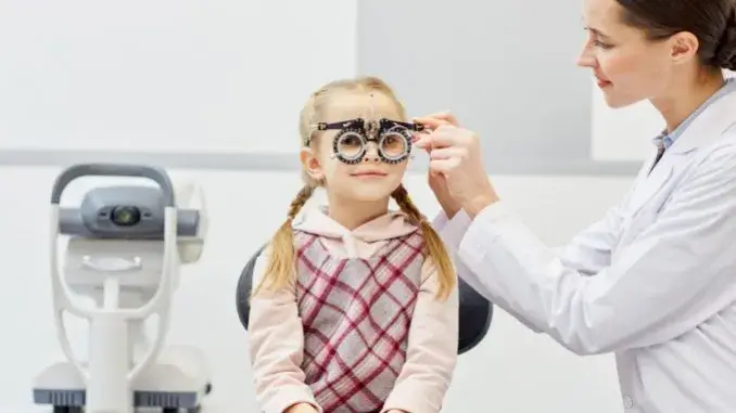 Grundschülerin bei der Augenärztin - AOK_ergebnis Sehfähigkeit von Schülern vor dem Schulstart prüfen