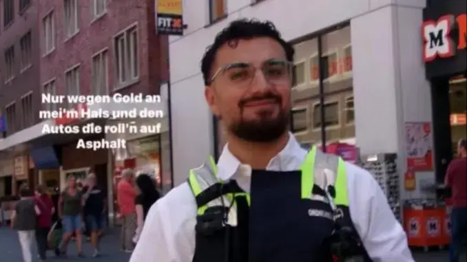Achmed Khodr Buddy der Bürgermeisterin posiert in KOD-Kluft