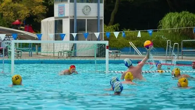 Wasserballer des SV13 in Aktion Erfolgreiches Wasserball-Event im Freibad