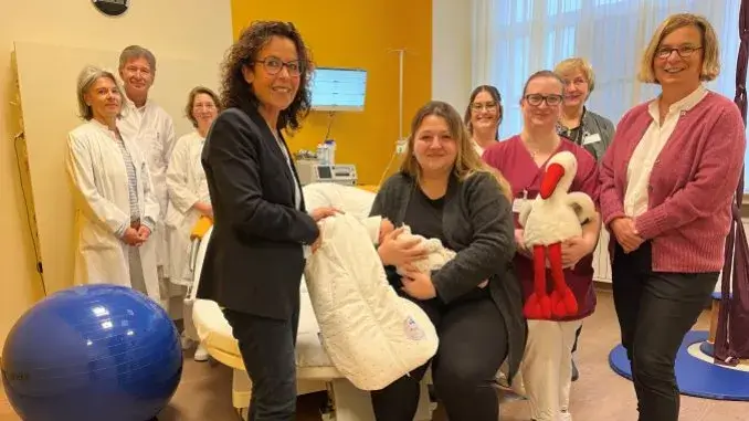 Babyschlafsack wird übergeben_ergebnis Babyschlafsack - für guten und sicheren Start ins Leben