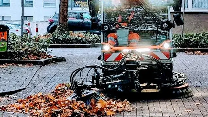 Kehrmaschine des ZBG_ergebnis Saubere Gehwege für die Sicherheit