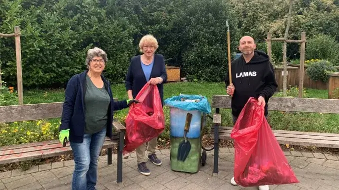 Müllpaten bei der Arbeit im Jovypark_ergebnis Hochbeetgarteninitiative setzt Zeichen gegen Müll