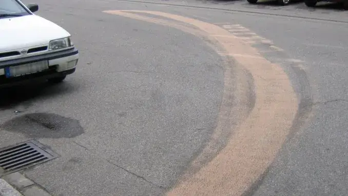 Ölspurbeseitigung durch die Feuerwehr