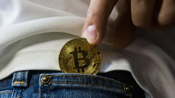 Bitcoin in Jeanstasche Wenn Währungen schwanken und Kryptonachfrage