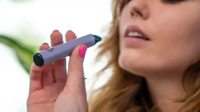 Frau beim Vaping THC-Vapes und das Cannabis-Erlebnis