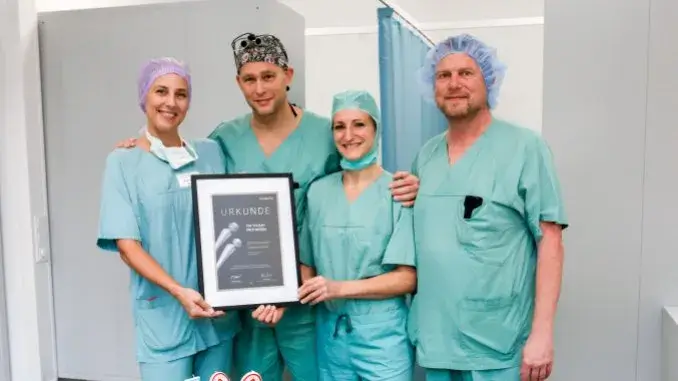 Sören Leymann mit seinem Team Daumen hoch im Marienhospital GE