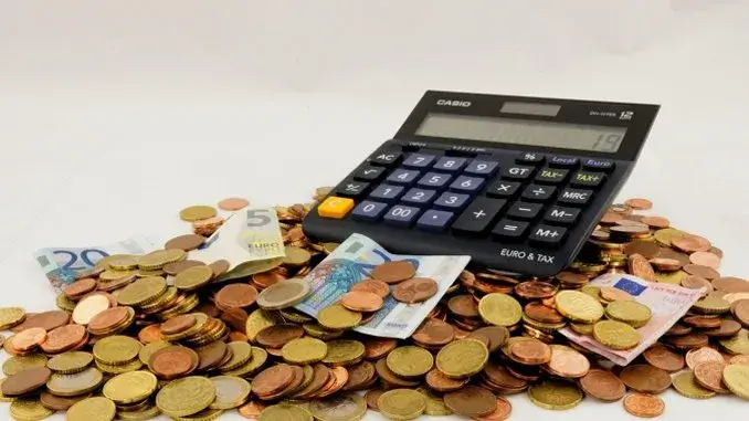 Taschenrechner und Geld Jetzt Lohnsteuer-Freibeträge beantragen