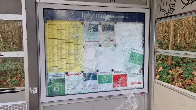 Zerstörte Infotafel in Zweckel