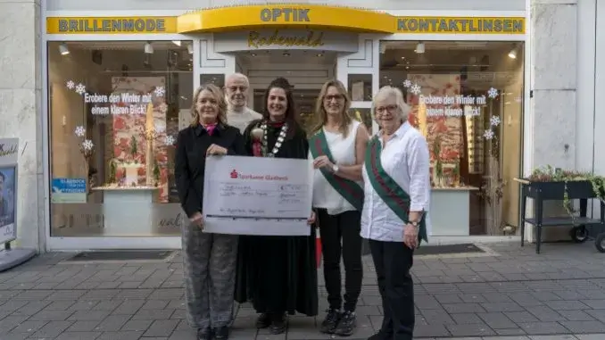 Appeltatenmajestäten spenden an Caritas Spende für das Projekt Mahlzeit im St. Alfrid-Haus