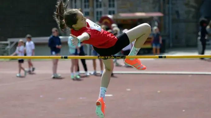 Lena Korus beim Hochsprung Kreishallenmeisterschaften: VfL Gladbeck ist erfolgreichste "Mannschaft"