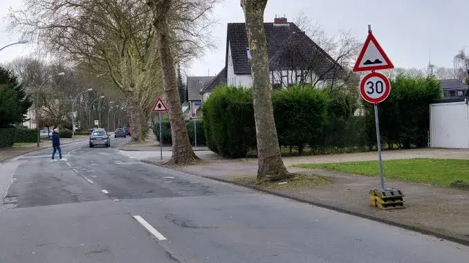 Das "Bodenwellensymbol" weist allgemein auf Straßenschäden hin.
