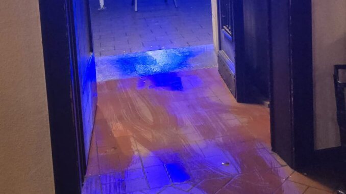 Böllerspuren im Eingangsbereich