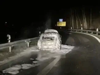 PKW-Brand an der Autobahnabfahrt BAB 2 Gladbeck