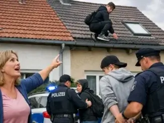 Jugendlicher Einbrecher auf dem Dach