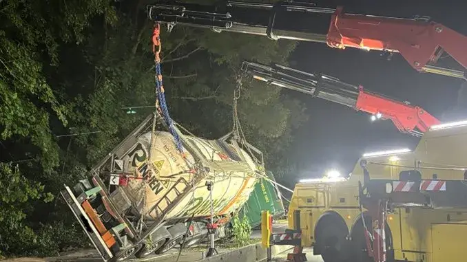 LKW-Bergung auf der B224 Unfallstelle auf der B224: 21 Stunden im Einsatz