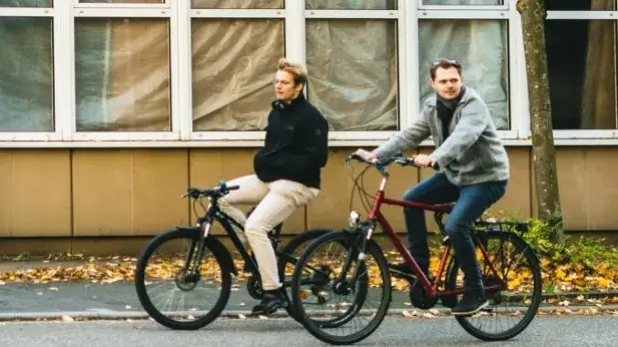 Radfahrer trug keinen Helm und erleidet schwere Verletzungen