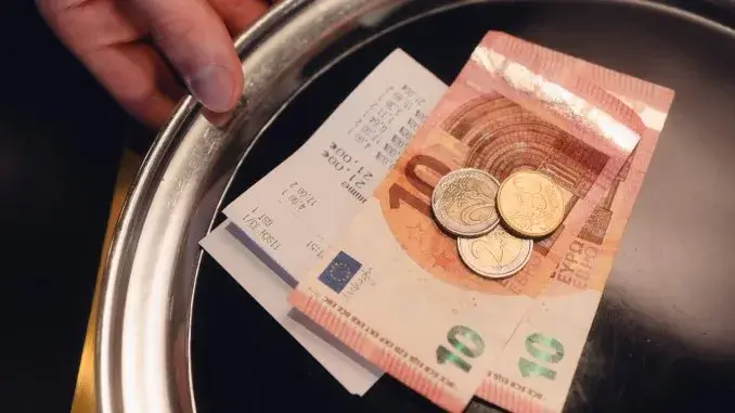 Trinkgeld Welt-Trinkgeld-Tag: Wie viel Trinkgeld ist angemessen?