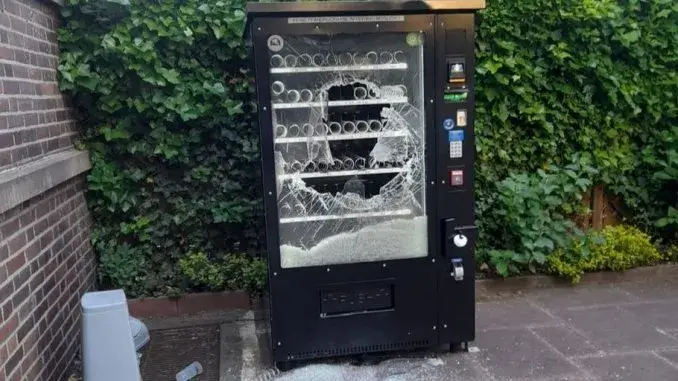 Zerstörter Snackautomat im Freibad