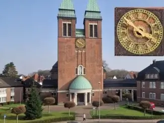 Kirchturmuhr zeigt zweimal die richtige Zeit