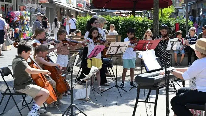 Kinder aus der Musikschule mit ihren Streichinstrumenten