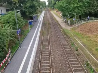 Bahnhof Gladbeck-Zweckel mit den beiden Bahnsteigen und Gleisen