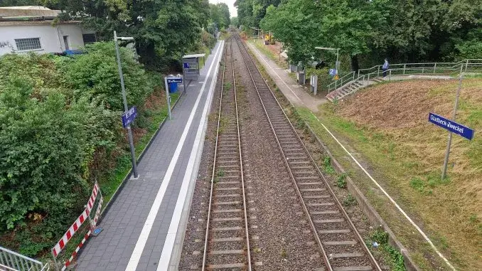 Bahnhof Gladbeck-Zweckel - Bahnsteig 2 wird modernisiert Bahnhof Gladbeck-Zweckel mit den beiden Bahnsteigen und Gleisen