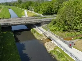 Radfahrer auf einer Glücksradtour entlang der Emscher