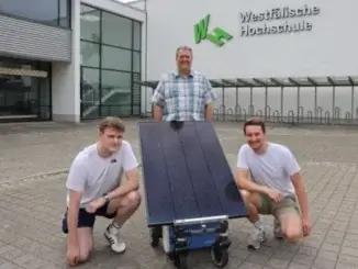 Solarbetriebene KI-Station auf einem umgebauten Kinderwagengestell