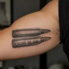 Polizei lehnt Bewerber wegen „Trust no one“-Tattoo ab Zwei Patronen als Tätowierung auf der Innenseite eines linken Oberarms, eine davon mit der Aufschrift „trust no one“.