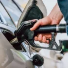 Mobilitätsgeld im Kreis Recklinghausen: NGG fordert Zuschuss Mitarbeiter tankt ein Auto an einer Tankstelle